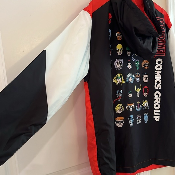 NWOT Marvel Comics Group Hooded Windbreaker Men’s Size: L - Picture 14 of 17